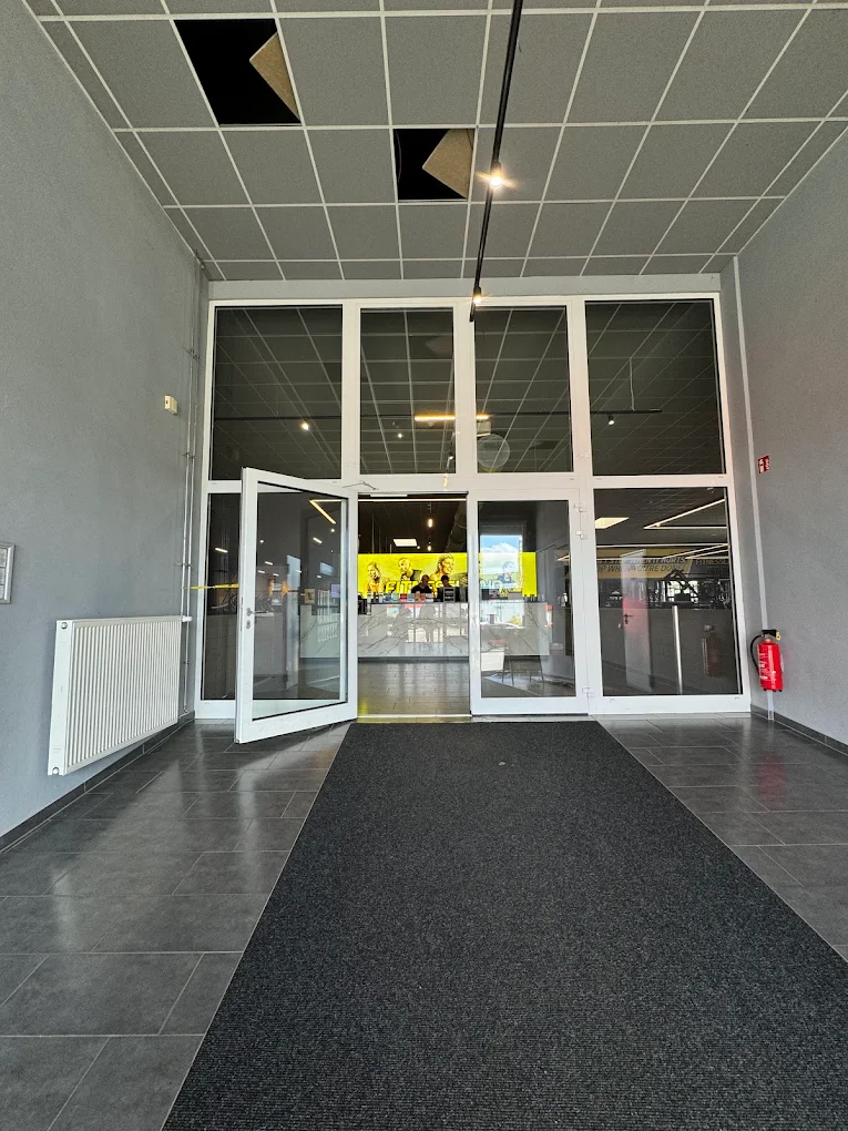 Das Ergebnis bei einem anderen Kunden: streifenfrei gereinigte Glasfront nach unserem Einsatz.