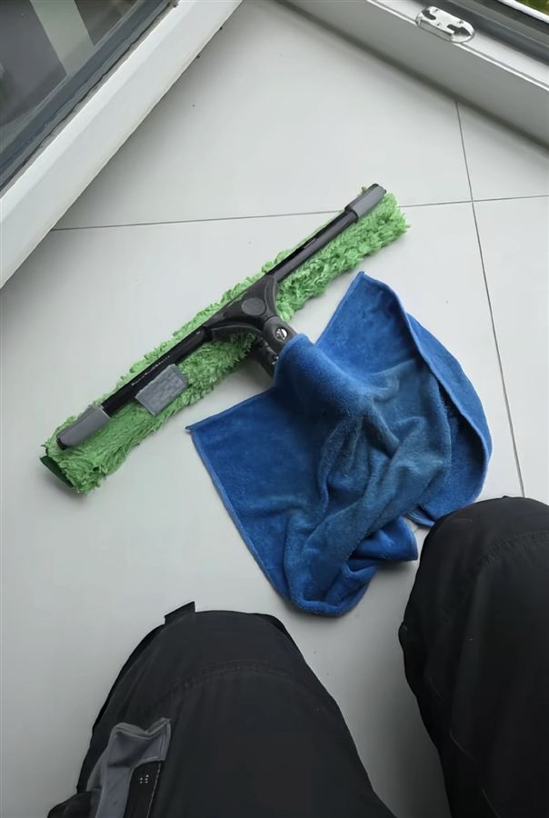 Profi-Werkzeug für die Fensterreinigung im Einsatz