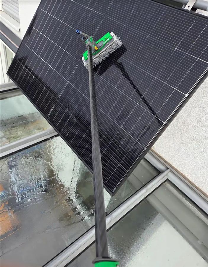 Reinigung einer Photovoltaikanlage bei einem Gewerbekunden in Lübeck und Umgebung.